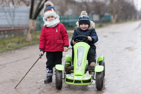 Gokart elektryczny zamiast konsoli — jak zachęcić dziecko do aktywności fizycznej na świeżym powietrzu